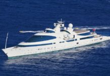 Le superyacht futuriste « Yas » accoste au Quai des Milliardaires à Antibes