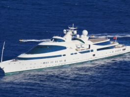 Le superyacht futuriste « Yas » accoste au Quai des Milliardaires à Antibes