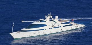 Le superyacht futuriste « Yas » accoste au Quai des Milliardaires à Antibes