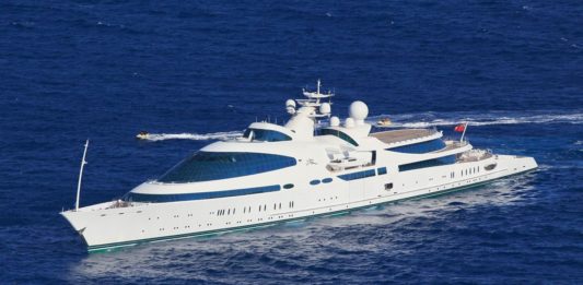Le superyacht futuriste « Yas » accoste au Quai des Milliardaires à Antibes