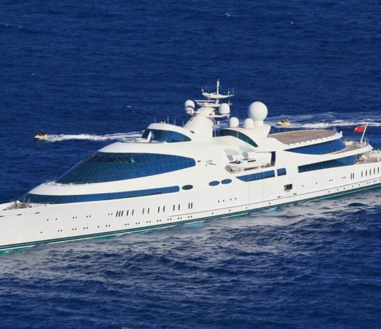 Le superyacht futuriste « Yas » accoste au Quai des Milliardaires à Antibes