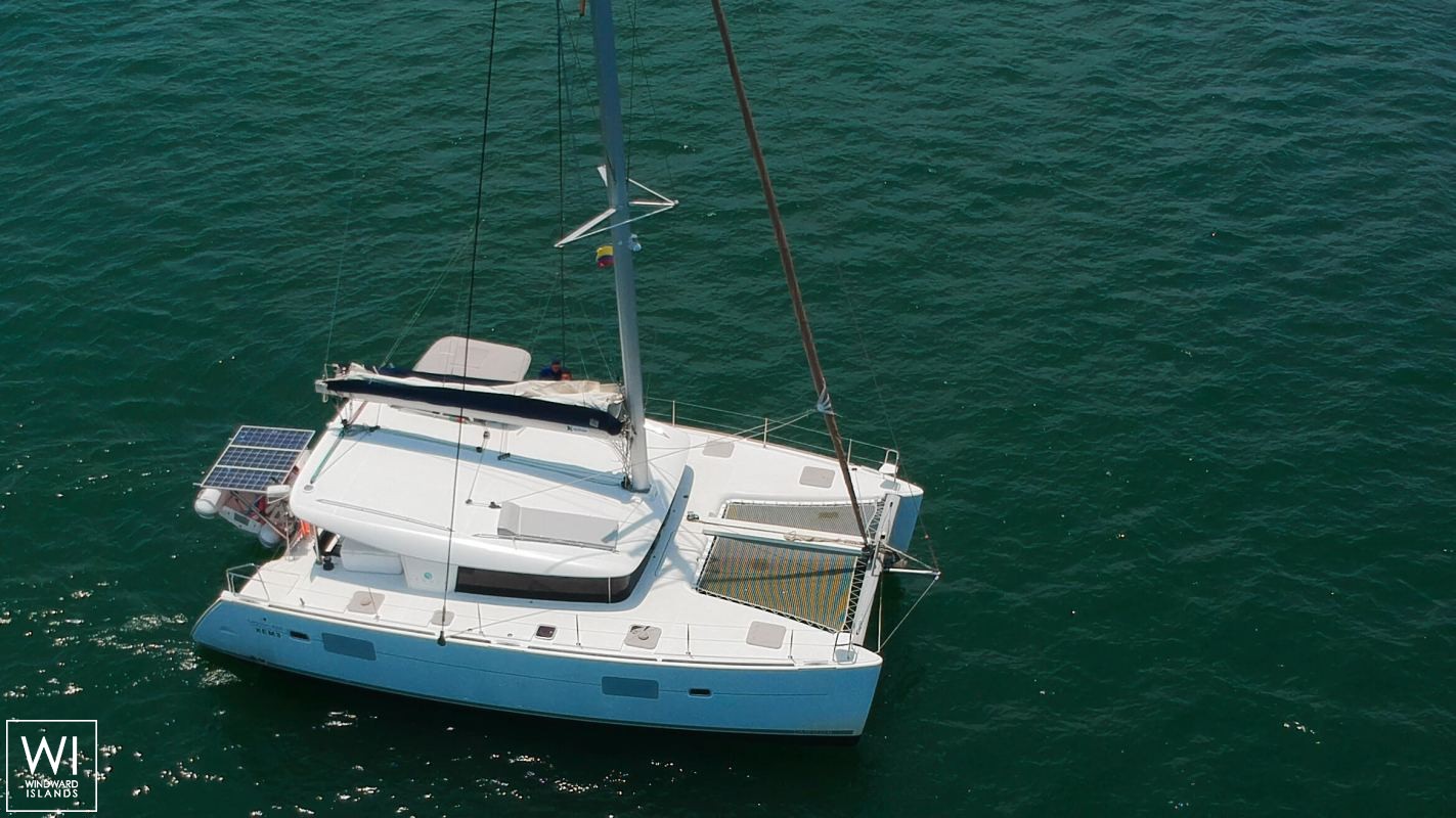 XEM3  Lagoon Catamaran Lagoon 400 Exterior 2
