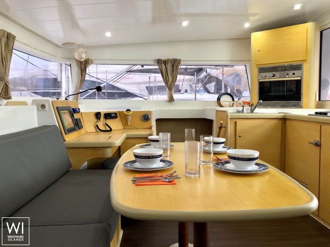 XEM3  Lagoon Catamaran Lagoon 400 Interior 5