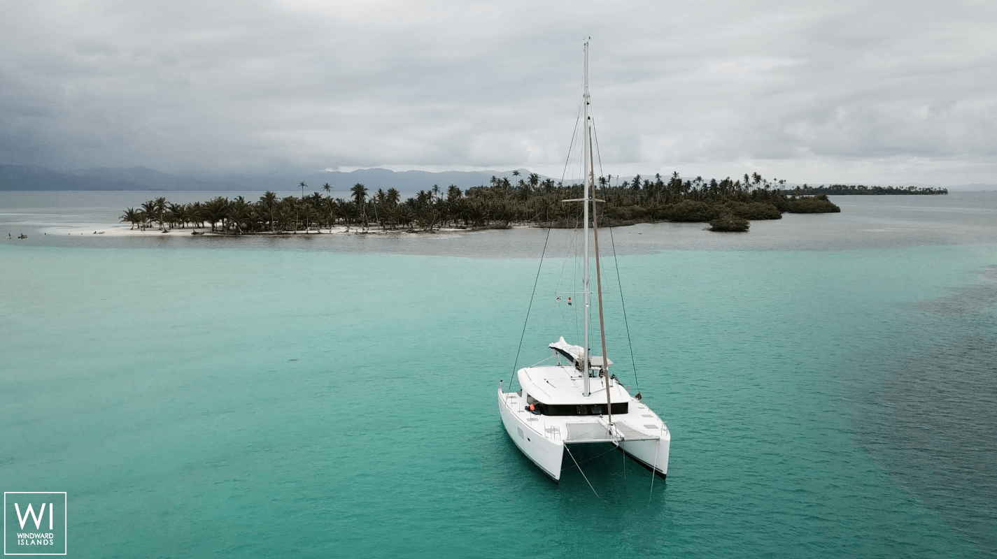 XEM3  Lagoon Catamaran Lagoon 400 Exterior 3