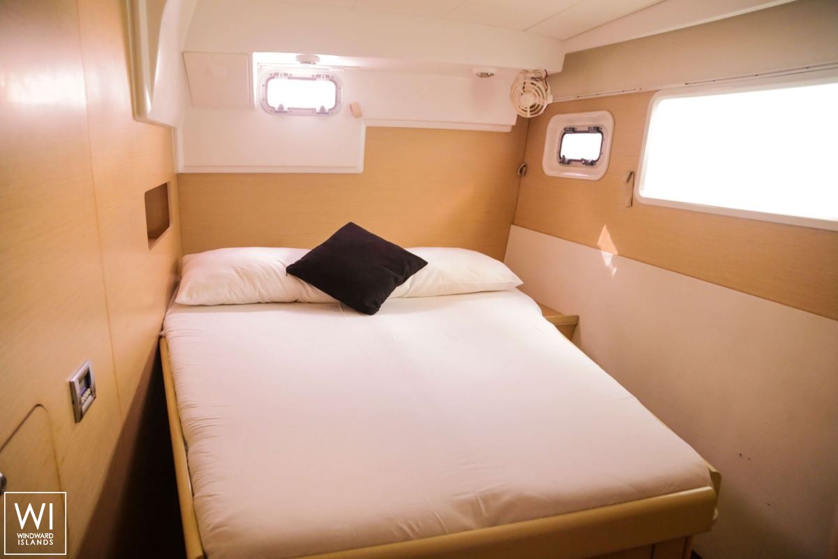 XEM3  Lagoon Catamaran Lagoon 400 Interior 8