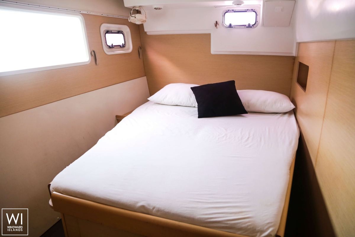 XEM3  Lagoon Catamaran Lagoon 400 Interior 9