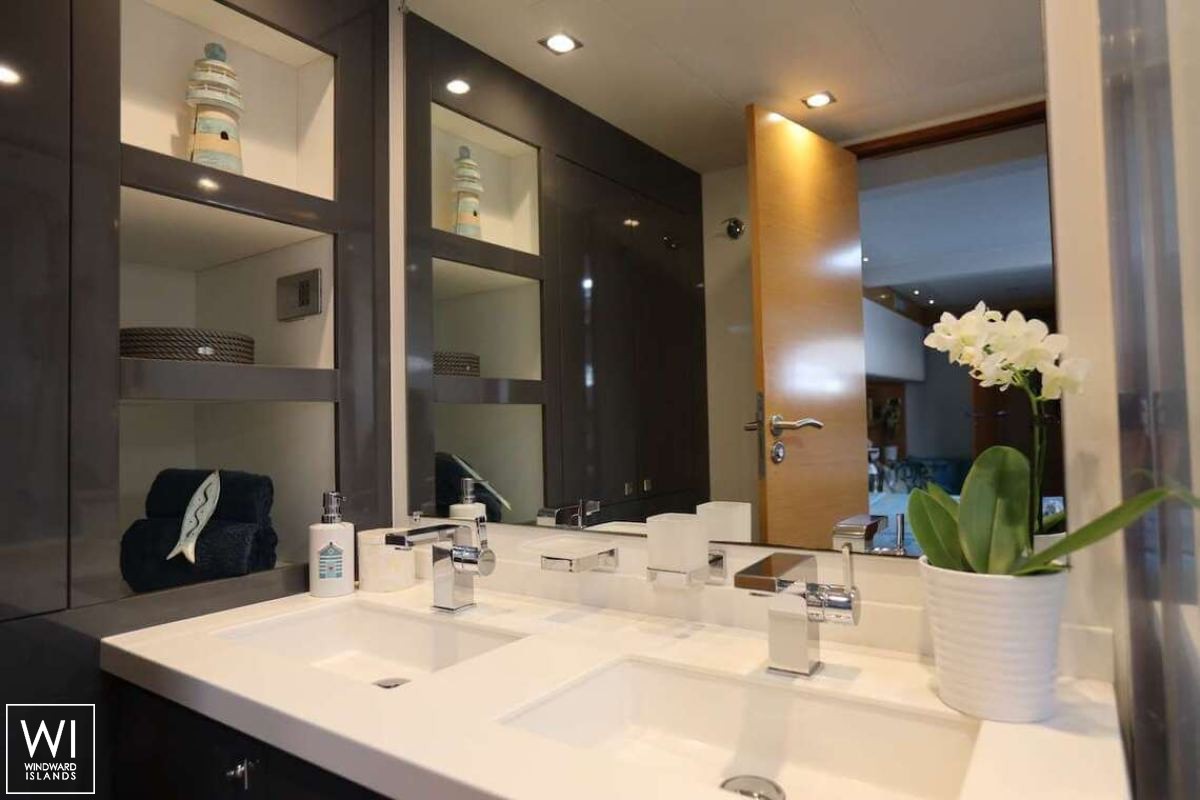 LIR  Fountaine Pajot Victoria 67' Interior 19