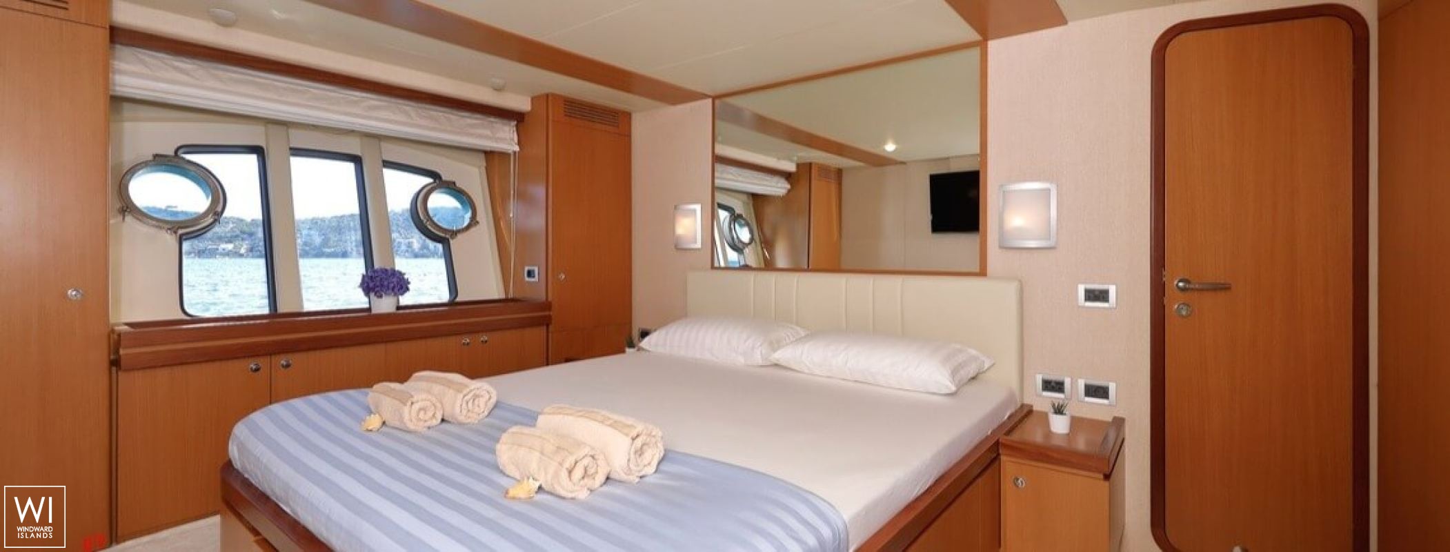 DOMINIQUE  Ferretti Yacht 680 Interior 24