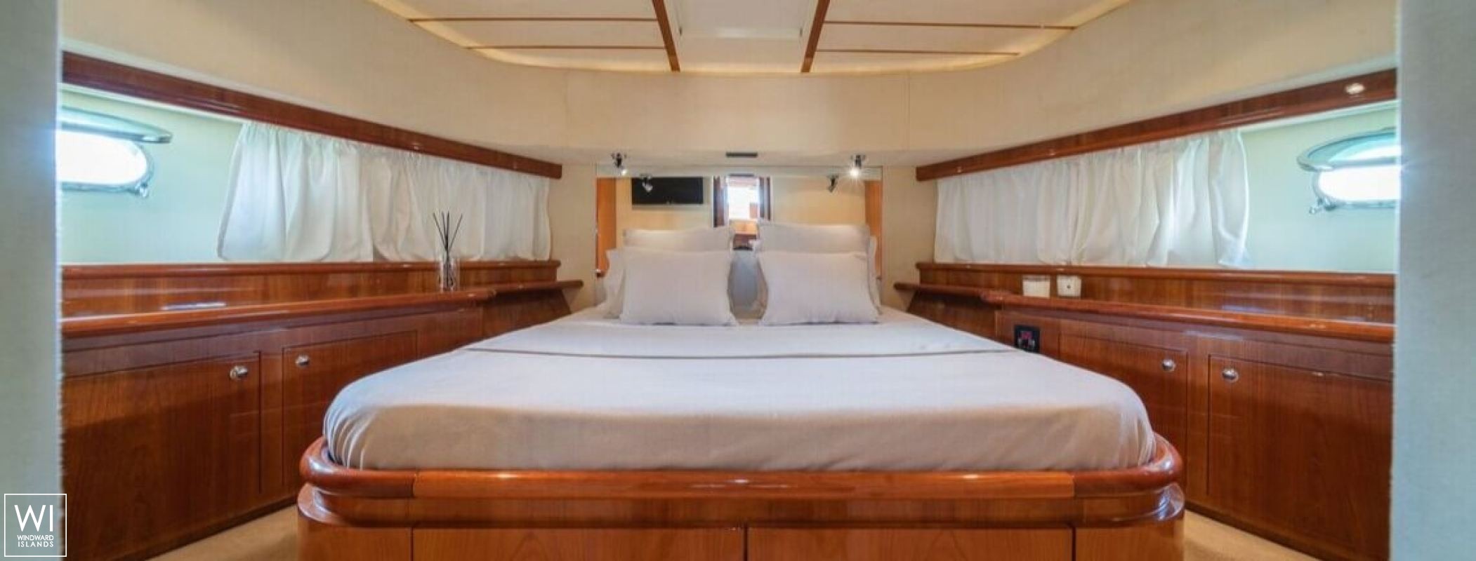 Simply Brilliant  Ferretti Yacht 680 Interior 17