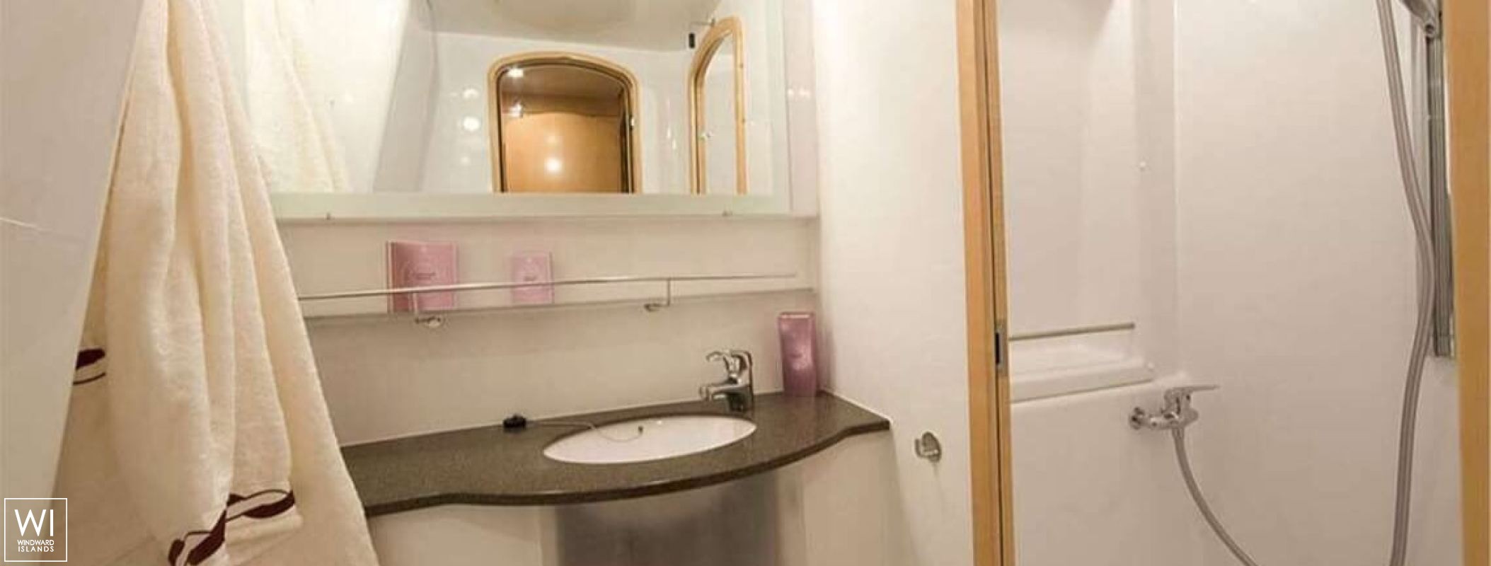 AQUA TIKI II  Fountaine Pajot Eleuthera 60 Interior 15