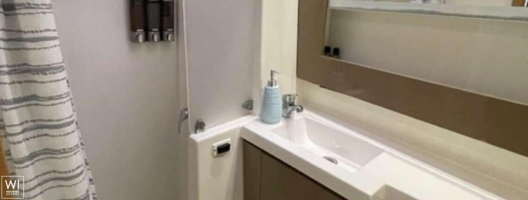 Cashmere  (ex SEA DRAGON) Fountaine Pajot Saba 50 Interior 1