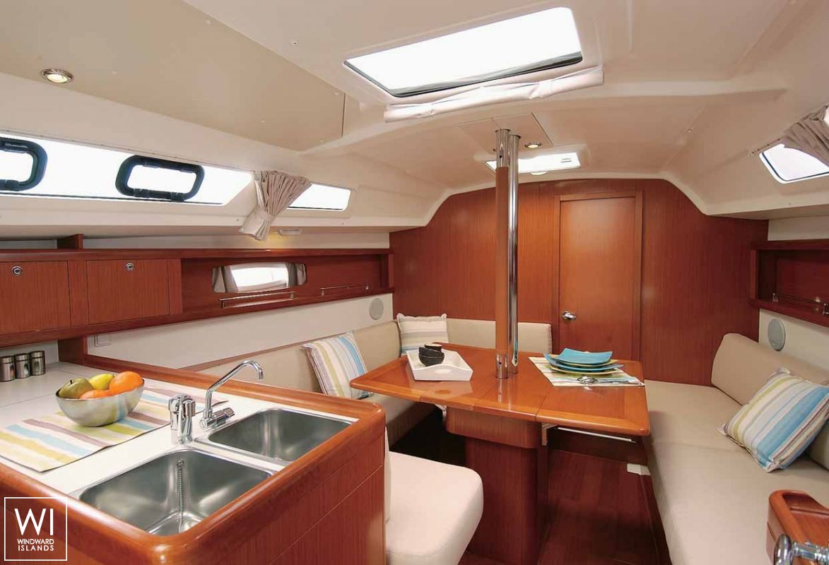 Oceanis  34 Beneteau Interior 1