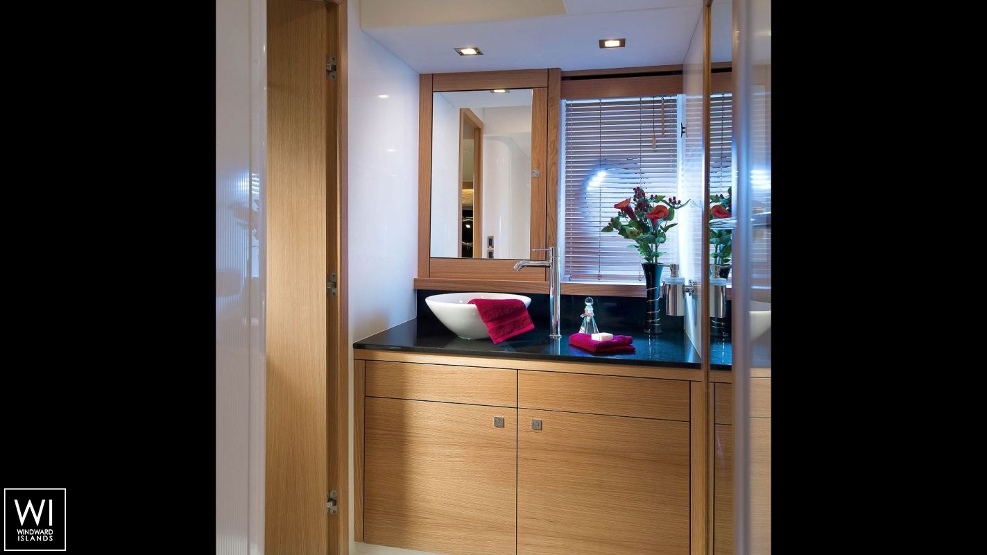 Manhattan 64' Sunseeker Interior 5