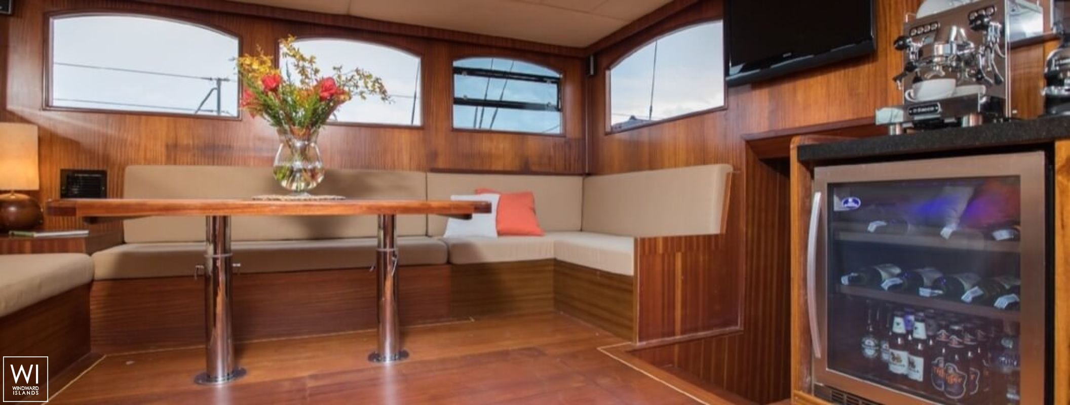 THE BLUE   Schooner 28M Interior 28