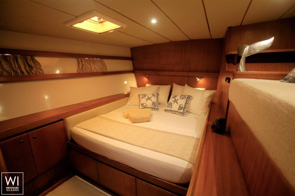 LONESTAR    Catamaran 85 Interior 14