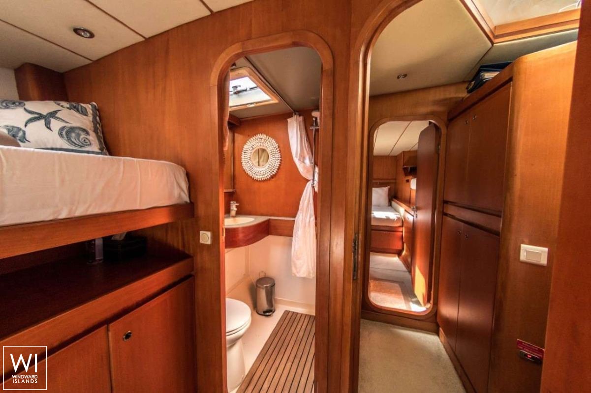 LONESTAR    Catamaran 85 Interior 16