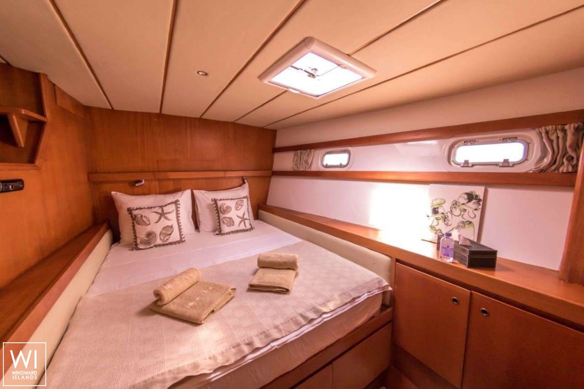 LONESTAR    Catamaran 85 Interior 17