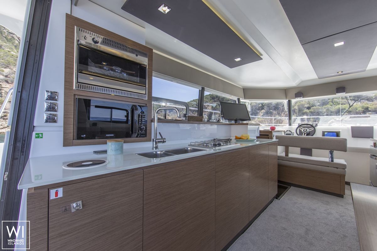 MY 37 Fountaine Pajot Interior 3