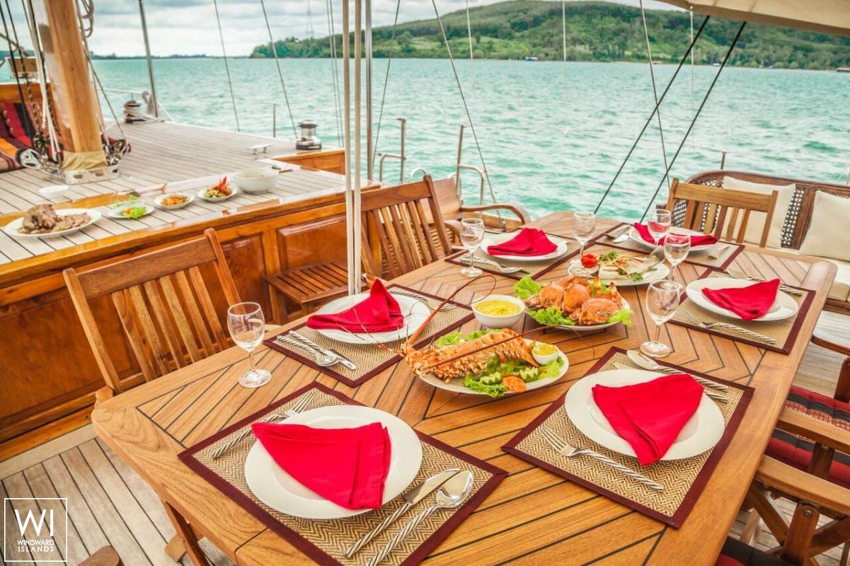 Aventure   Ketch  29M Interior 5