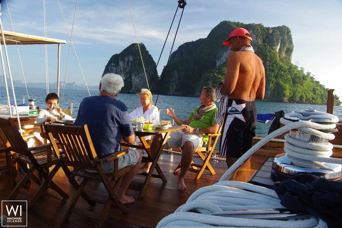 Aventure   Ketch  29M Interior 7