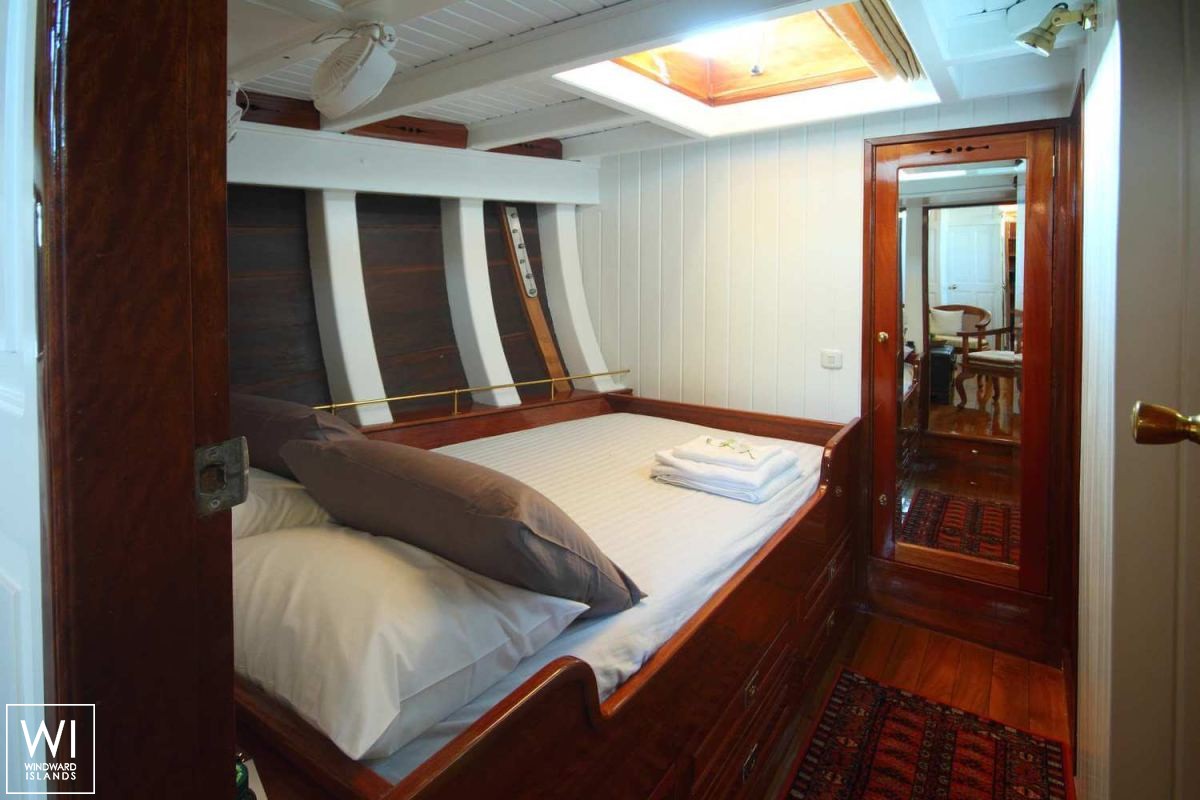 Aventure   Ketch  29M Interior 9