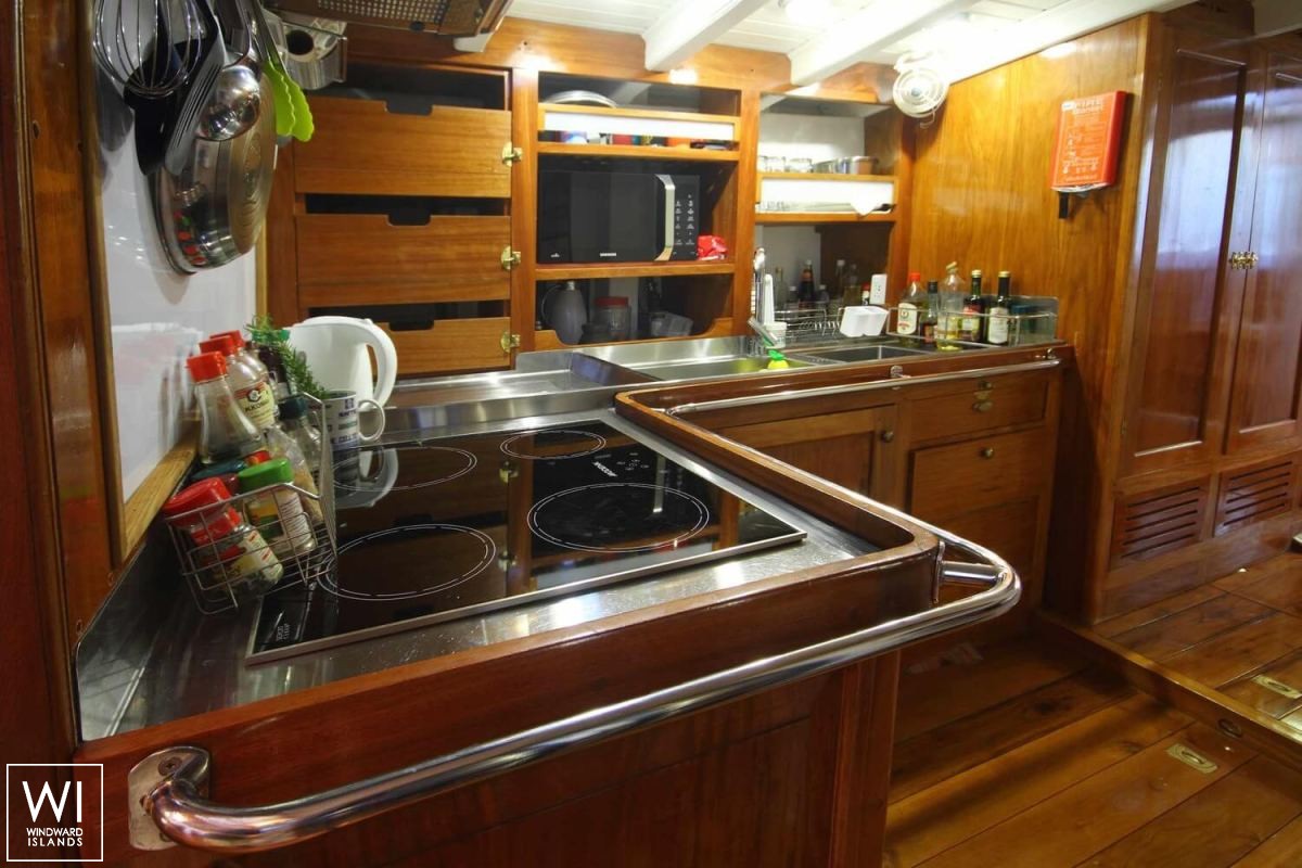 Aventure   Ketch  29M Interior 10