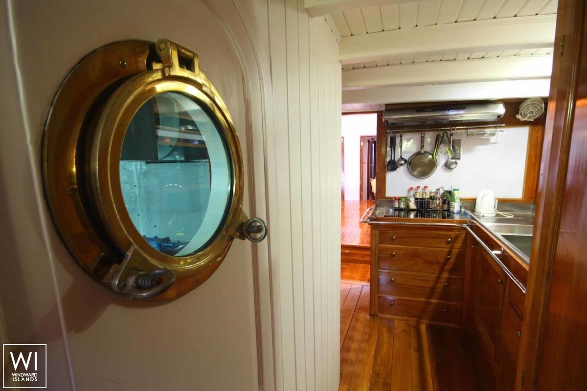 Aventure   Ketch  29M Interior 11