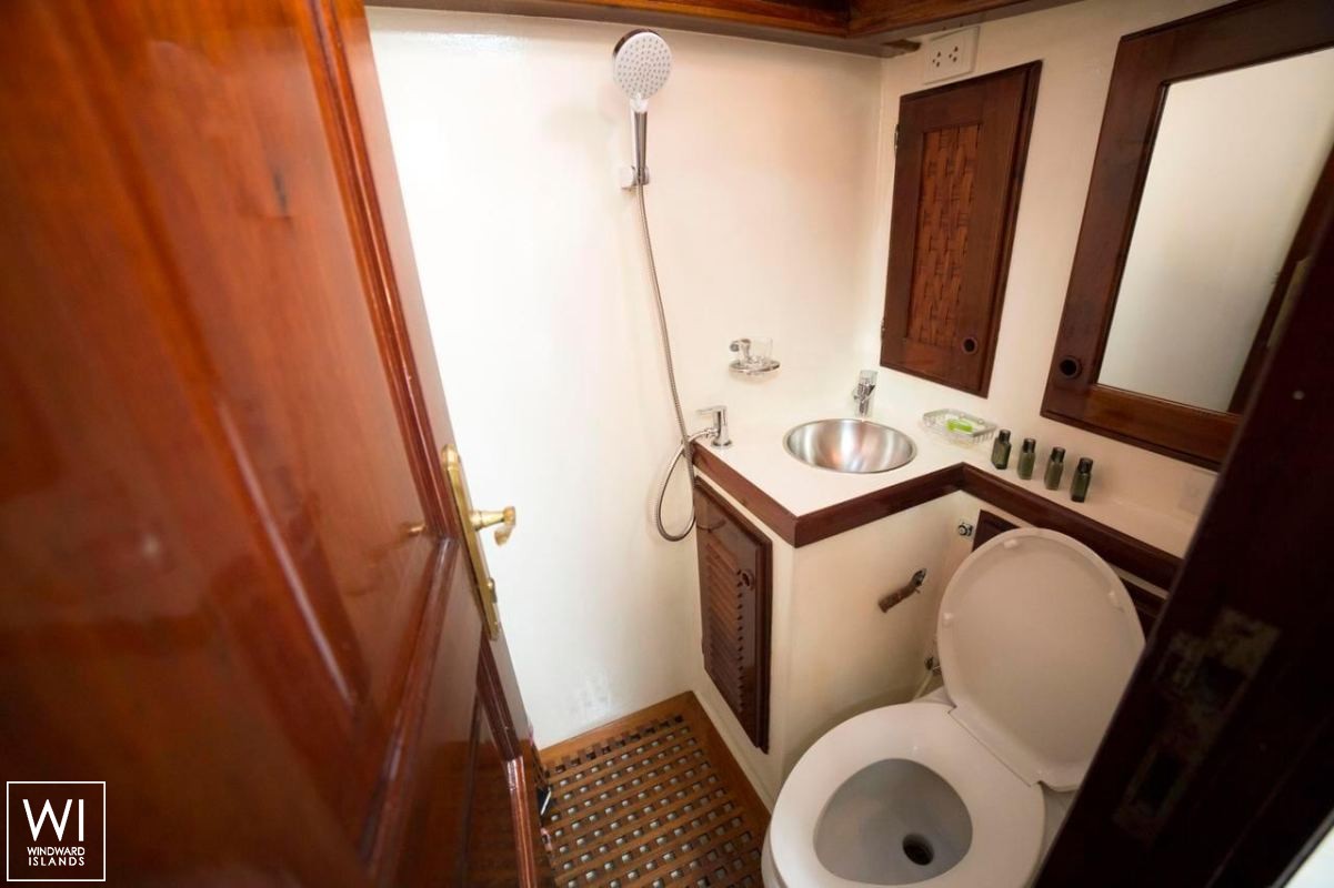 Meta IV   Ketch  26M Interior 9