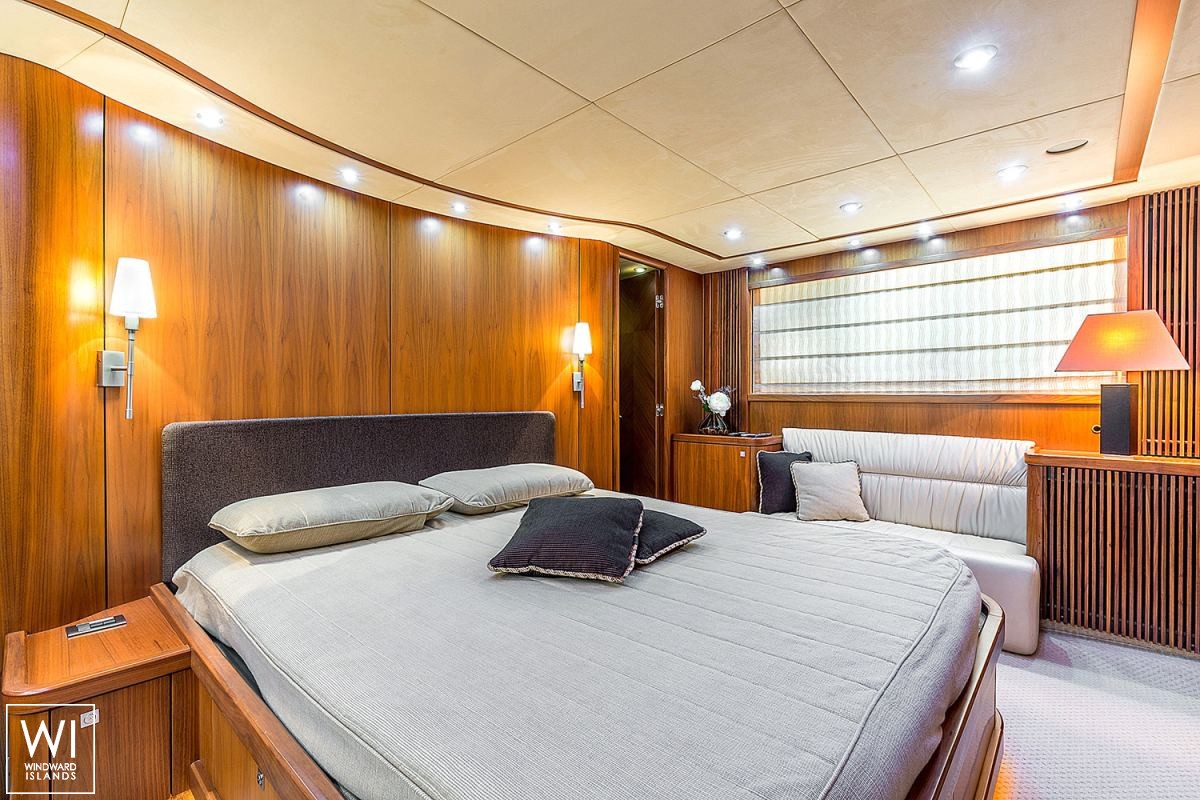 Octavia  Sunseeker Predator 82' Interior 8