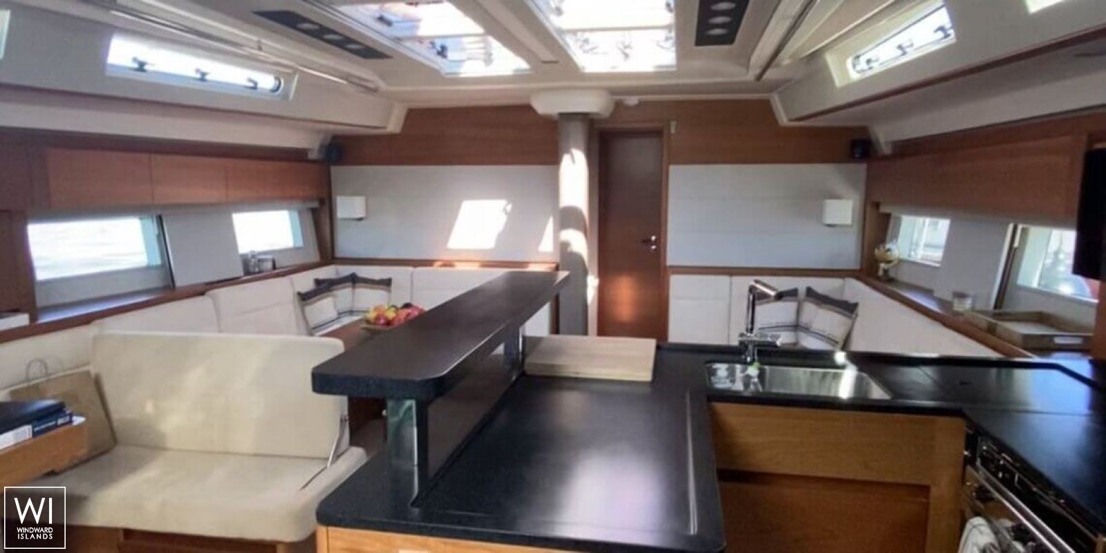 GARDEN GLOBE  Hanse Yachts Hanse 588 Interior 18