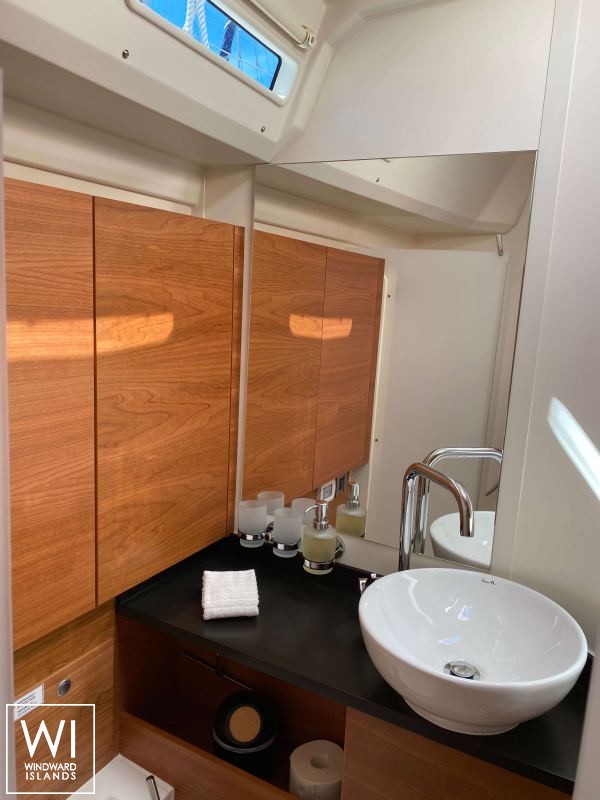 GARDEN GLOBE  Hanse Yachts Hanse 588 Interior 14