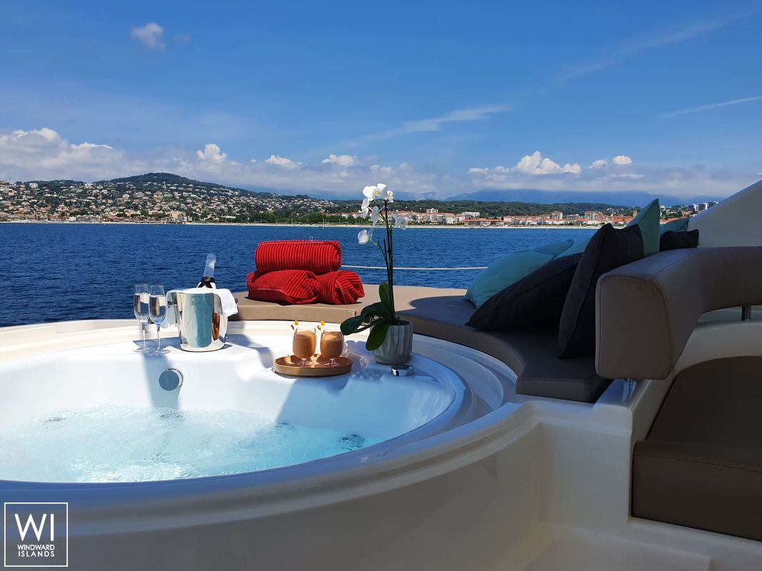 JPS  Ferretti Yacht 800 Interior 8