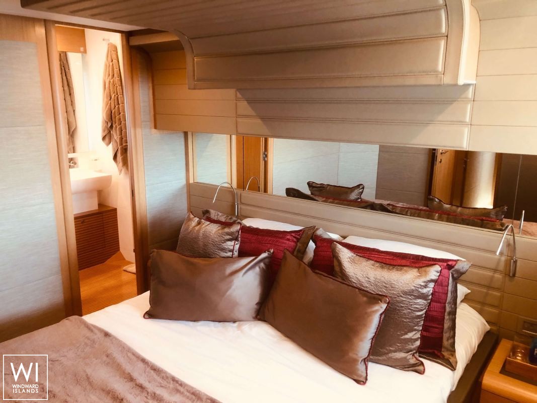 JPS  Ferretti Yacht 800 Interior 9