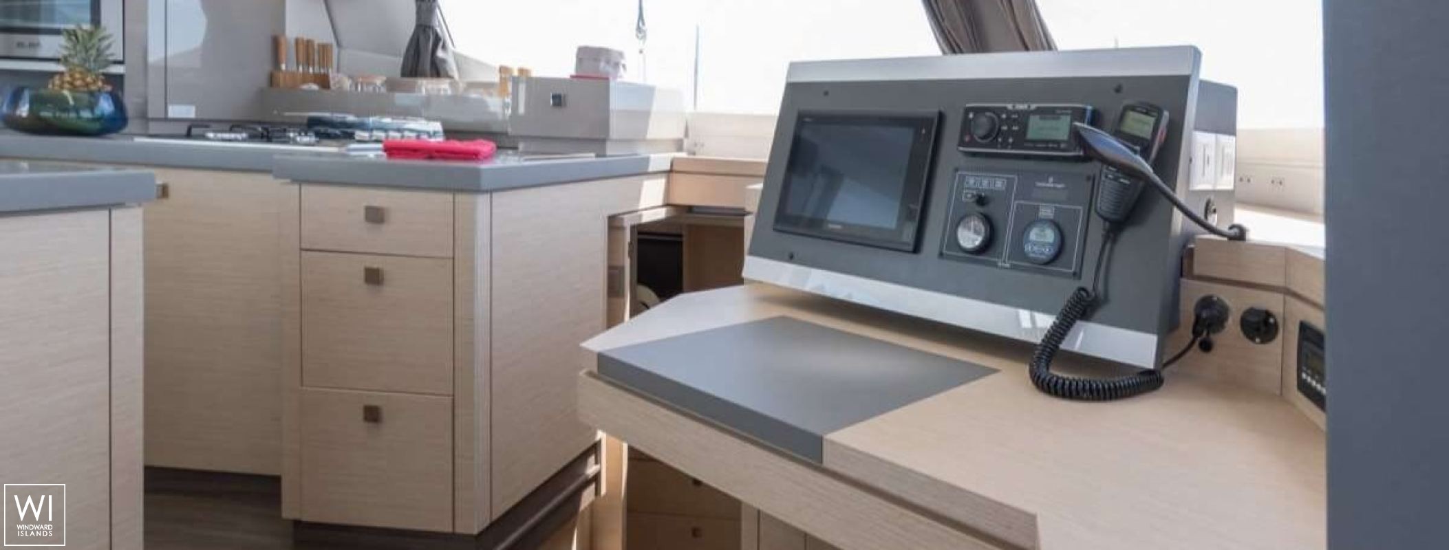 Tranquilo  Fountaine Pajot Saona 47 Interior 11