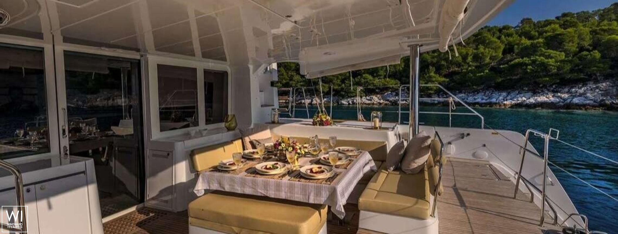 FLO  Lagoon Catamaran Lagoon 52 Exterior 3