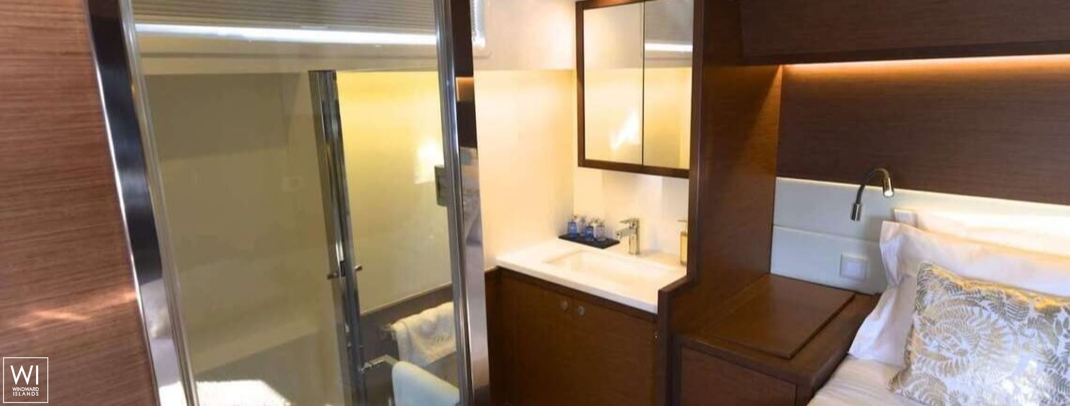 FLO  Lagoon Catamaran Lagoon 52 Interior 15