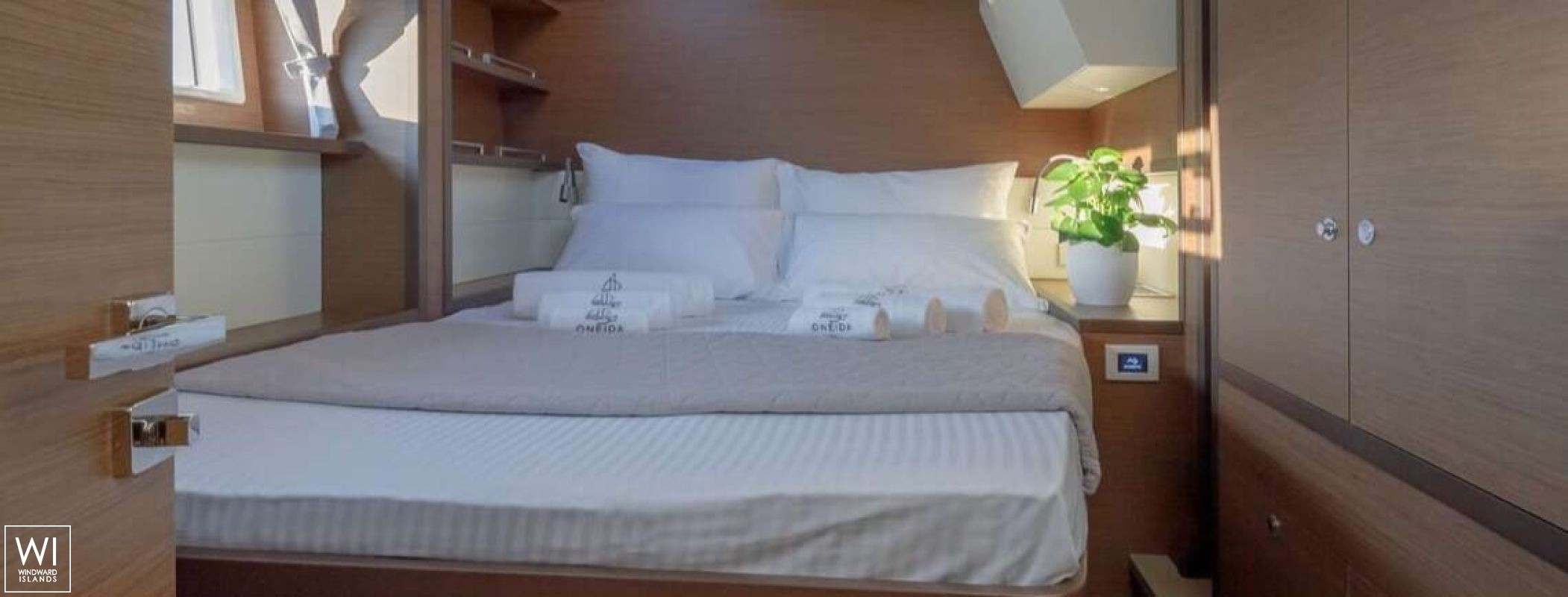 ONEIDA  Lagoon Catamaran Lagoon 52 Interior 13