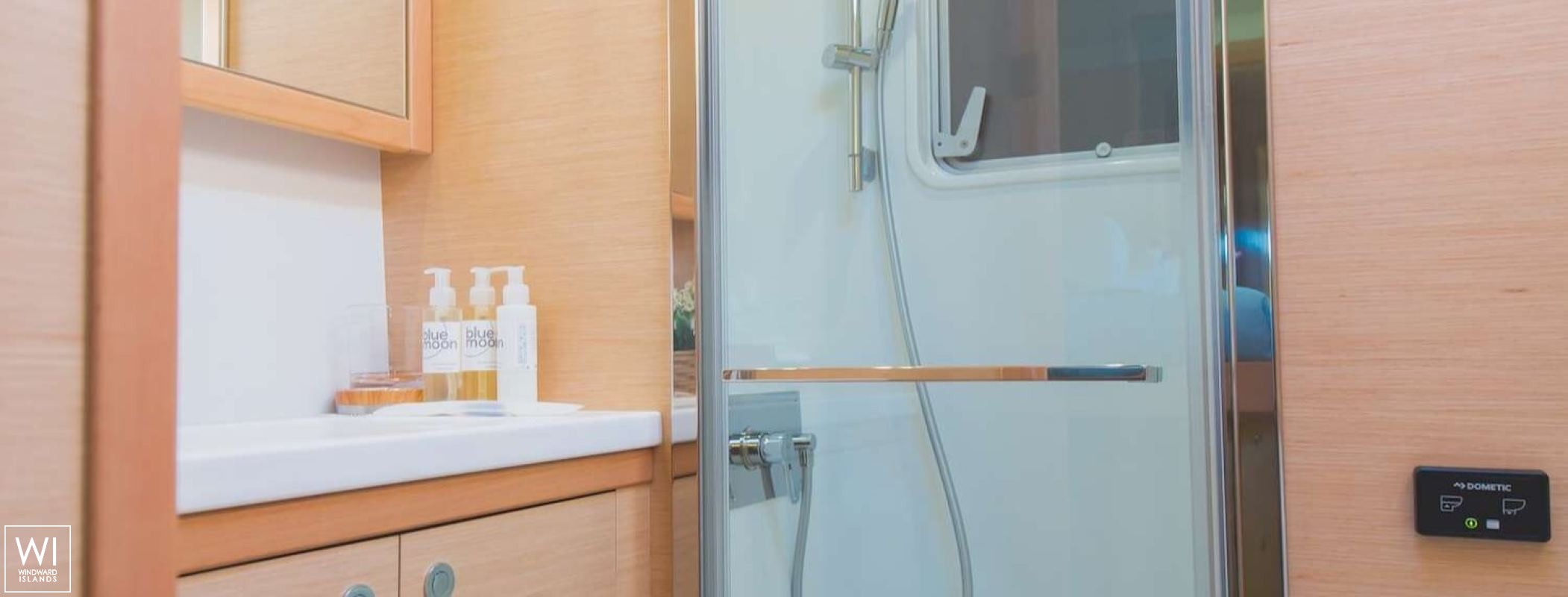 BLUE MOON  Lagoon Catamaran Lagoon 52 Interior 16