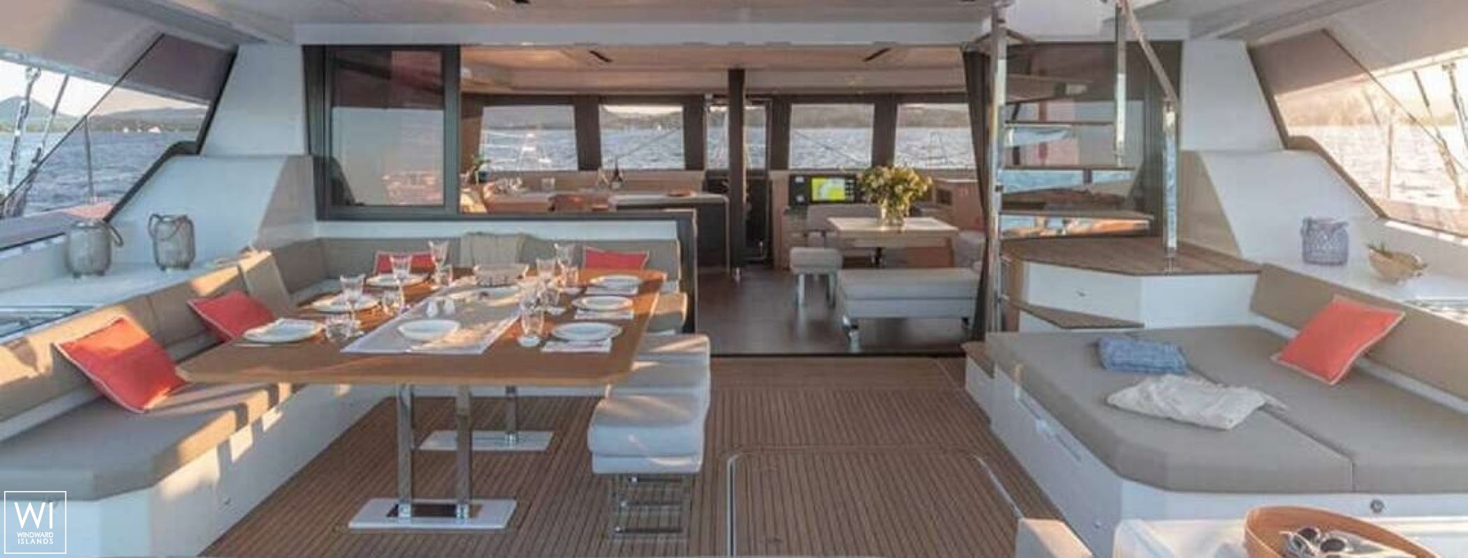 LOOMA  Fountaine Pajot Alegria 67 Interior 8