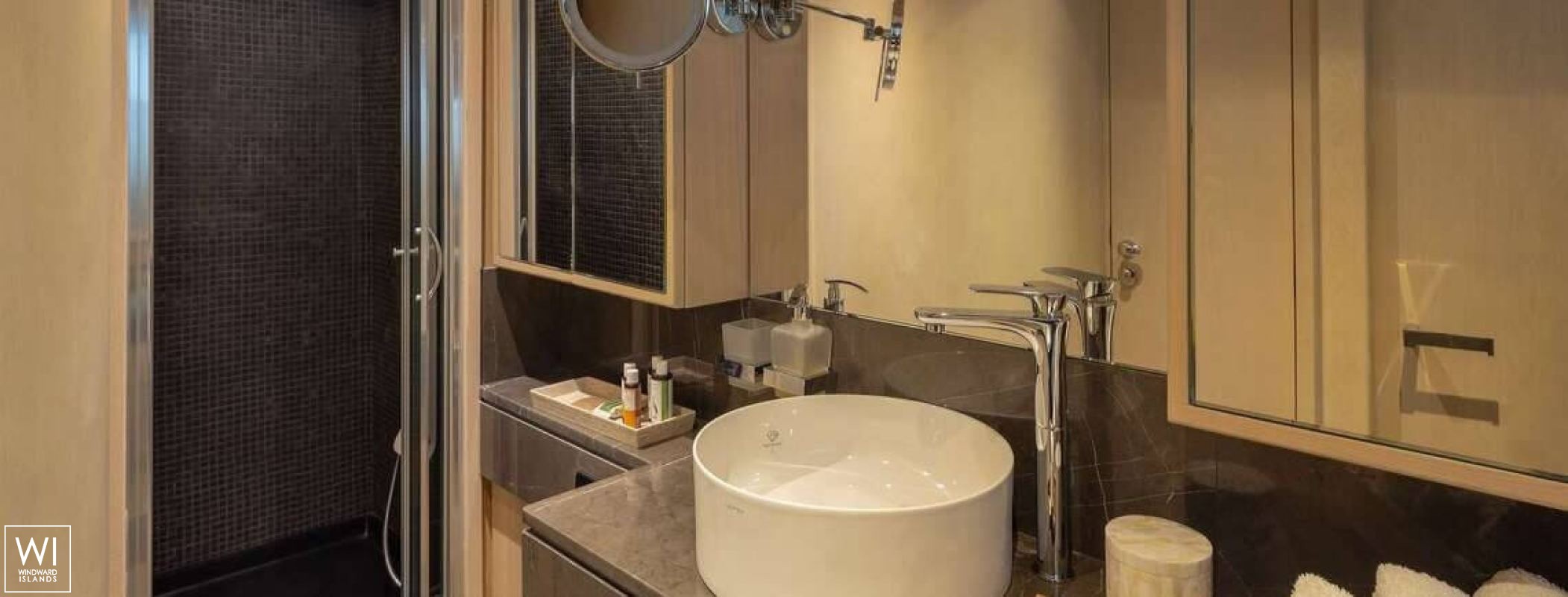 SUMMER FUN  Admiral Yachts Admiral  101 Interior 1