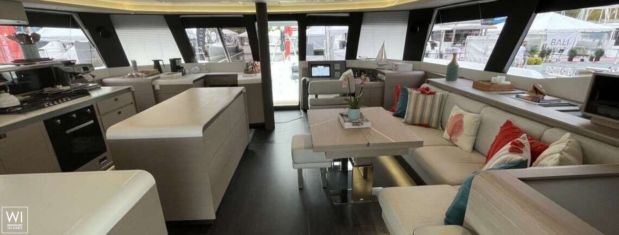 KRAZY KAT  Fountaine Pajot Samana 59 Interior 17
