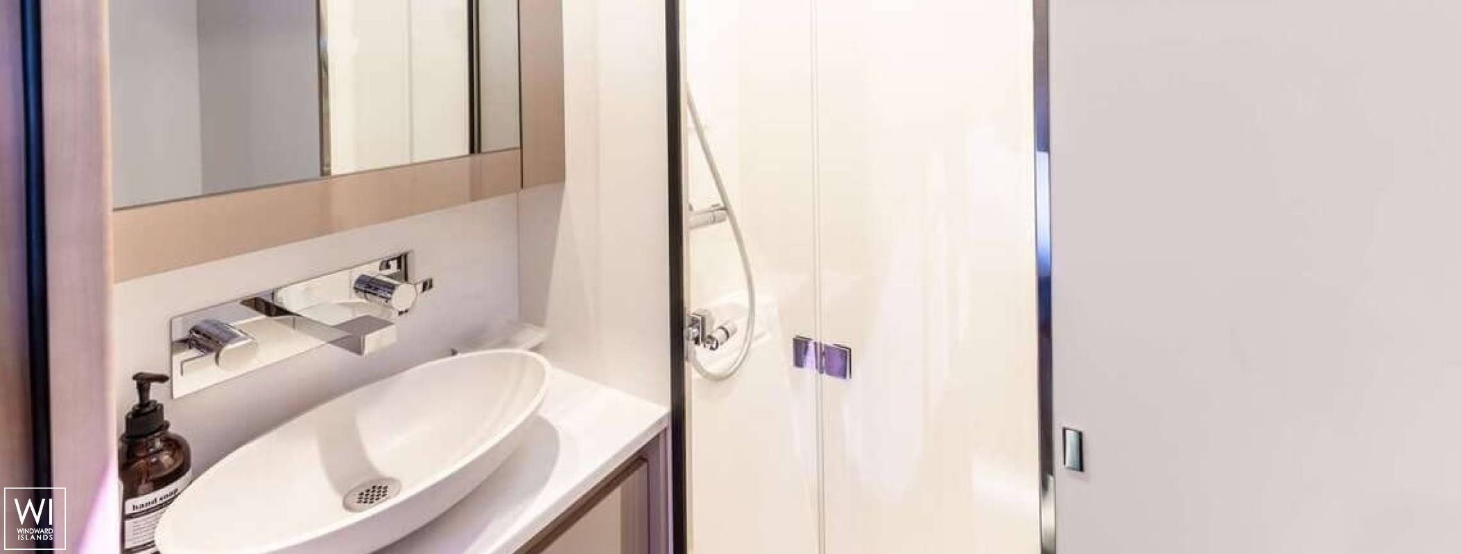 PORT TO VINO  Fountaine Pajot Samana 59 Interior 10