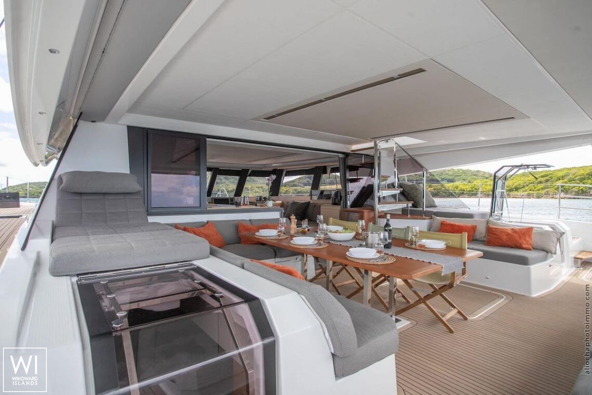 OKINAWA  Fountaine Pajot Samana 59 Interior 1