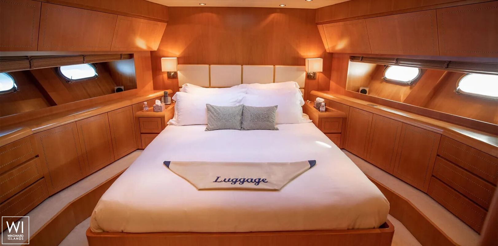 ELLERY A   Leopard Yachts Leopard 24 Interior 5
