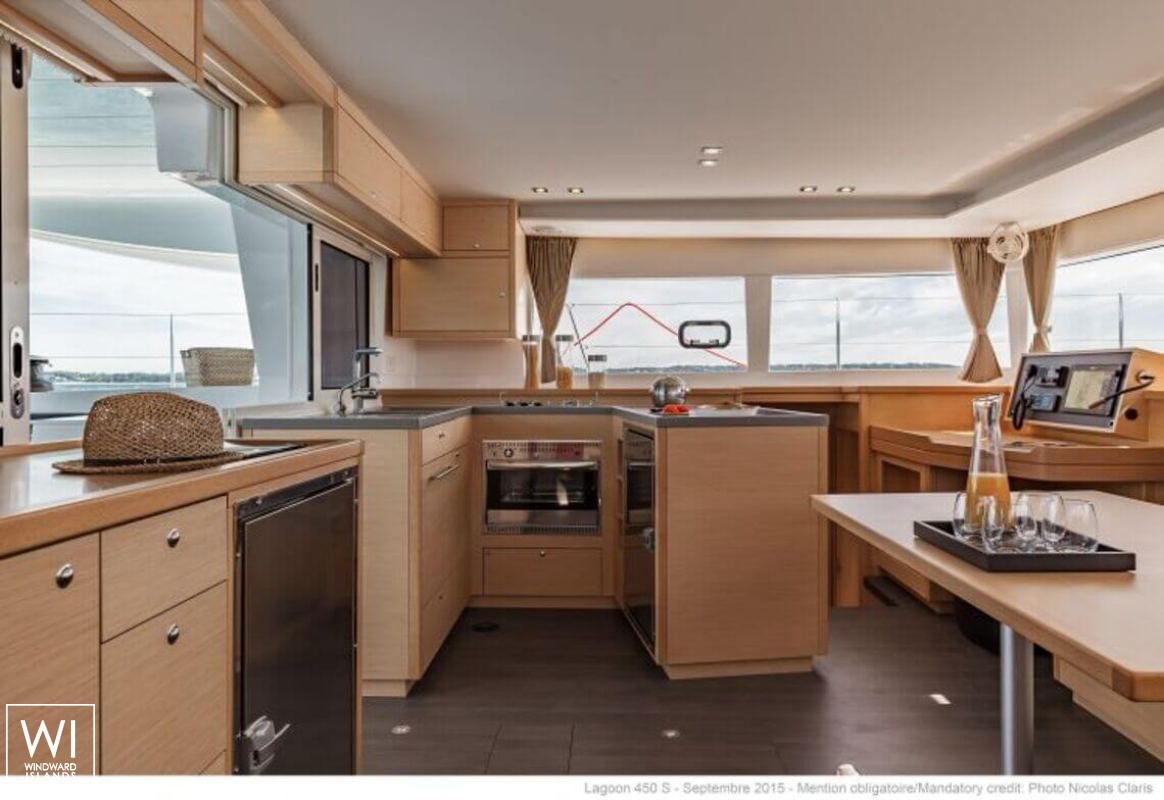 Lagoon 450S salon