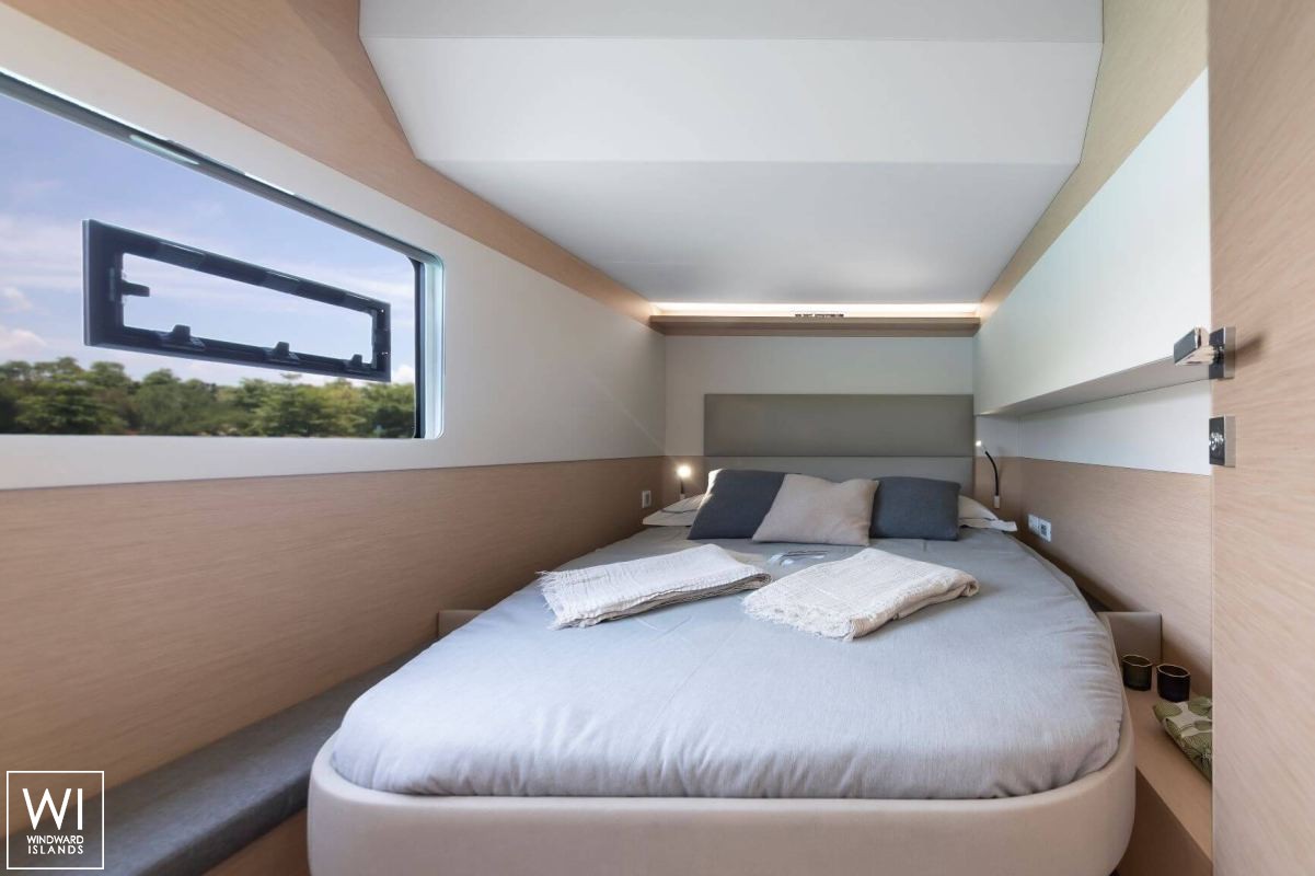 MY 40 Fountaine Pajot Interior 1