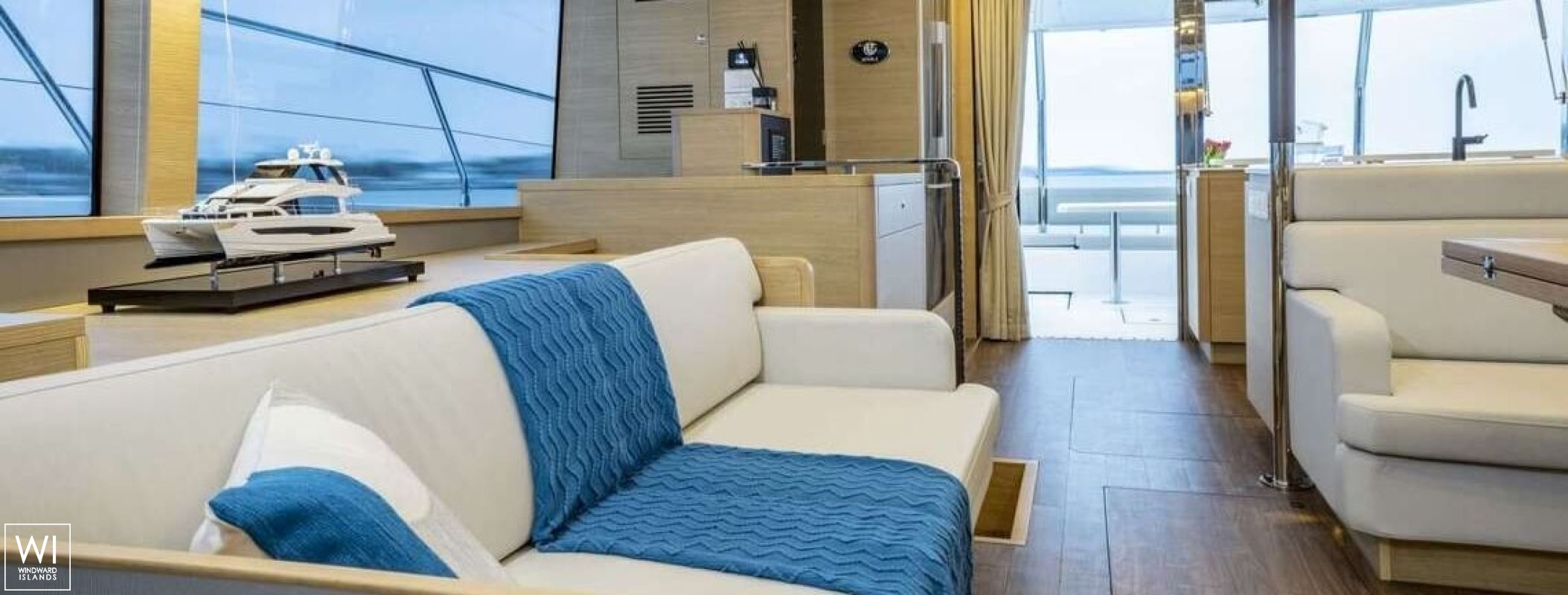 TIAMO  Aquila Powercat 54 Interior 14