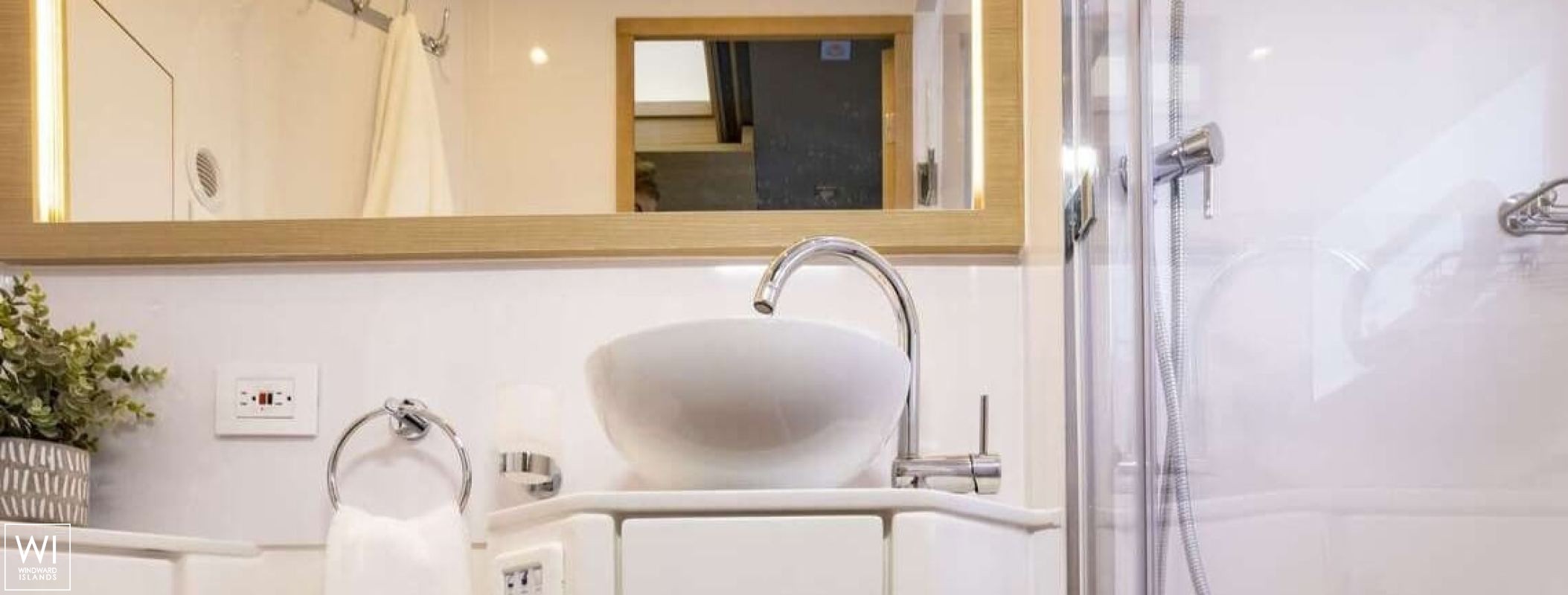 TIAMO  Aquila Powercat 54 Interior 19