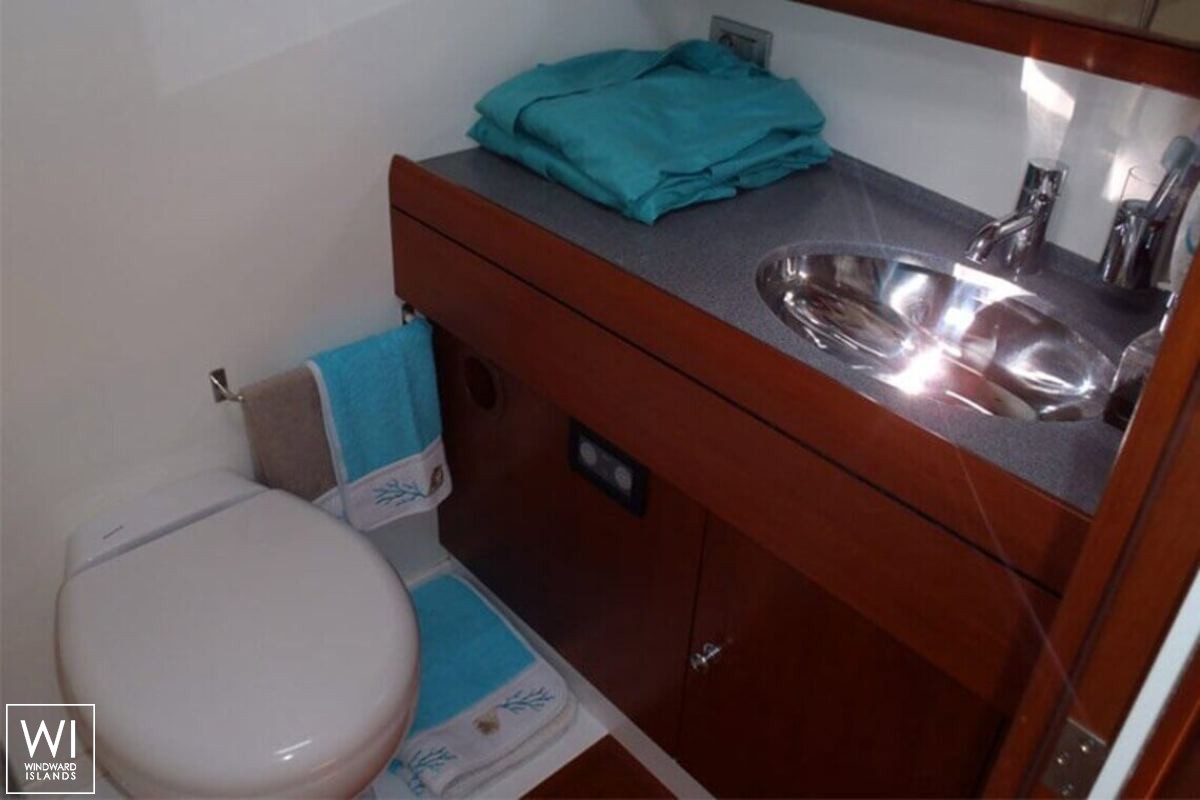 Terra di Mezza III  Solaris Sail 72 Interior 12