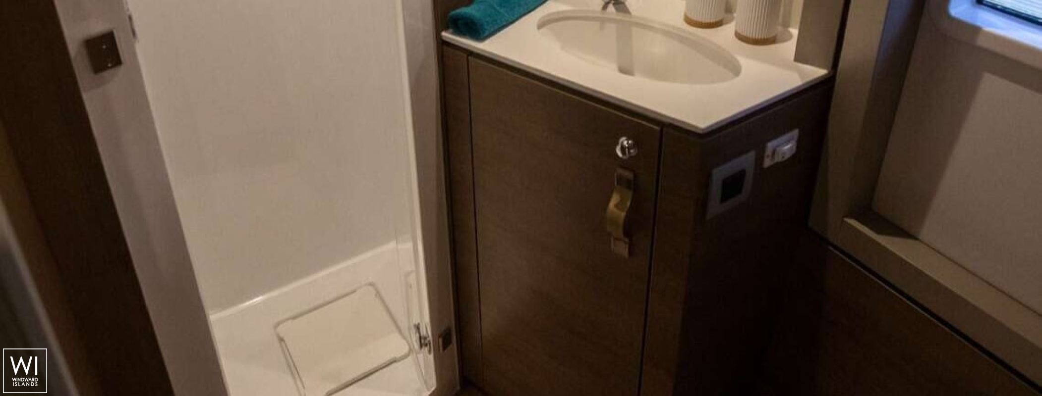 OLIVIA  Catana Catamaran Bali 4.4 Interior 15